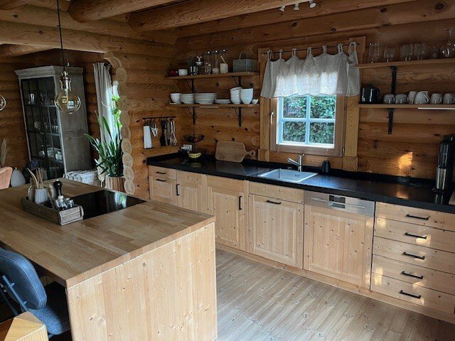 Pure Gemütlichkeit in einem traditionellen Holzblockbohlenhaus