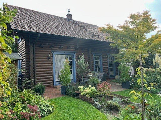 Pure Gemütlichkeit in einem traditionellen Holzblockbohlenhaus