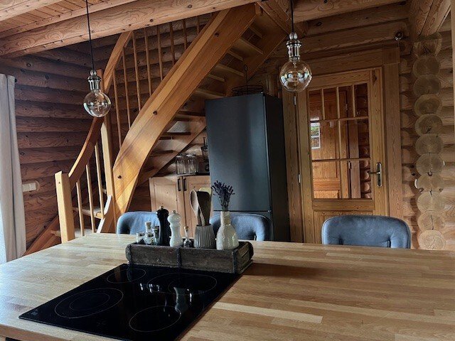 Pure Gemütlichkeit in einem traditionellen Holzblockbohlenhaus