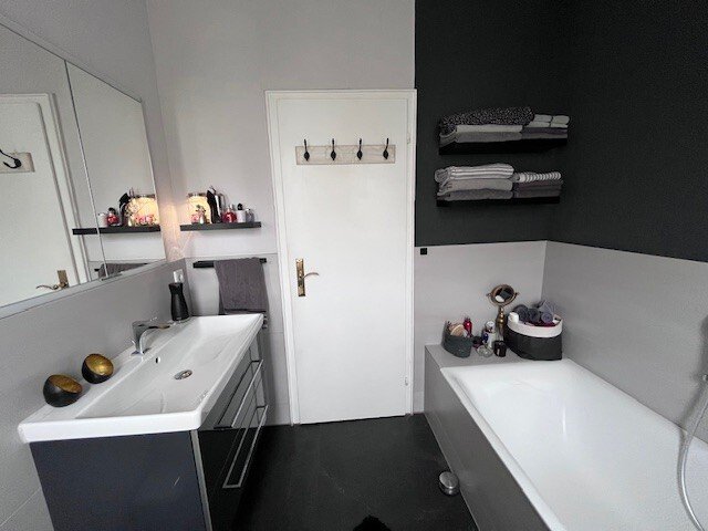 Wohnen und vermieten: Charmantes 3 Familienhaus in ruhiger Sackgassenlage