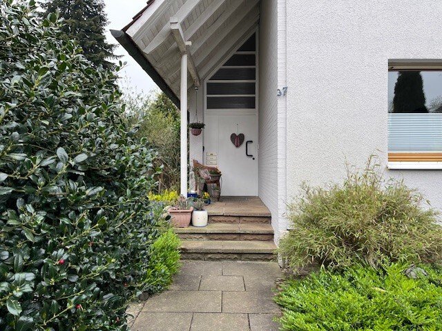 Wohnen und vermieten: Charmantes 3 Familienhaus in ruhiger Sackgassenlage