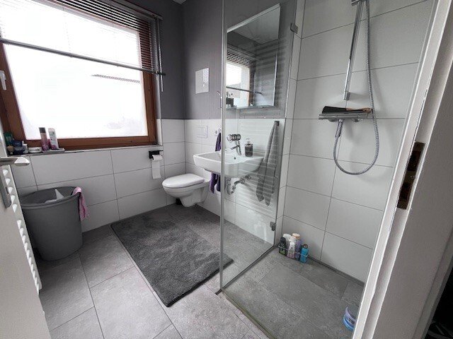 Wohnen und vermieten: Charmantes 3 Familienhaus in ruhiger Sackgassenlage